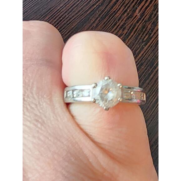 Elegant Sterling Silver Ring with Cubic Zirconia Gemstones - Size US 6 - Picture 2 of 8